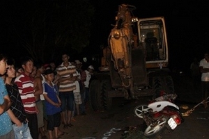 Bị CSGT truy đuổi, nam thanh niên tông vào máy múc trọng thương