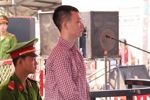 Dùng dao đòi quà người yêu sau khi chia tay