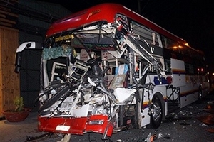 Xe khách giường nằm tông xe tải, phụ xe tử vong