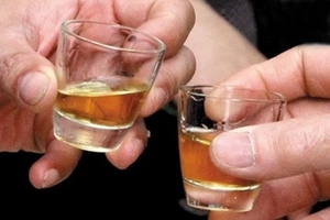 Suýt đoạt mạng bạn nhậu vì chia rượu không đều