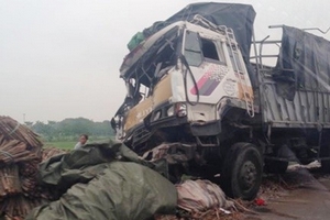 2 xe tải lật ngang trên đường, cao tốc Pháp Vân tê liệt