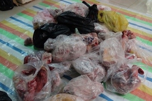 Phát hiện hơn 1 tấn thực phẩm đông lạnh bốc mùi không rõ nguồn gốc