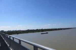 Một phụ nữ ôm con nhảy cầu Bến Thủy tự vẫn