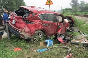 Tàu hỏa tông ô tô, hai người bị thương nặng