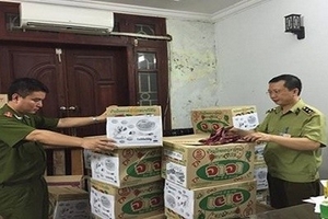 Bắt quả tang nhân viên “nâng đời” bánh quy hết đát thành hàng xịn