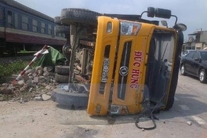 Tàu hỏa húc xe tải, 2 người bị thương nặng