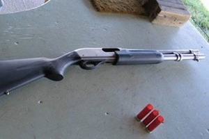 Dùng súng bắn trúng đầu hàng xóm vì để trâu vào vườn