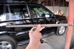 Đường sắt trên cao: Thanh sắt lại rơi trúng người đi đường