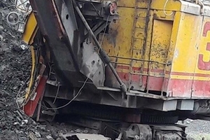 Đào bới tìm kiếm 2 thi thể công nhân trong đống đất đá