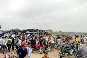 Nam Định: 3 học sinh đi tắm bị sóng biển cuốn trôi