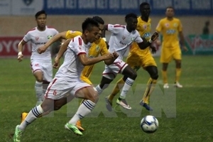 FLC Thanh Hóa cầm hòa SLNA sau tình huống penalty tranh cãi