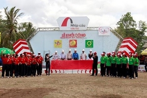 Khởi công cầu thép số 10 tại miền Tây