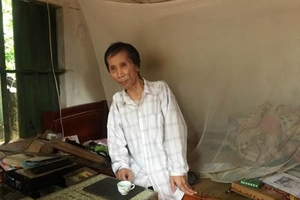 Xót lòng cụ ông 70 tuổi bị liệt sống “một thân một mình”