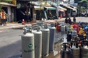 Nam thanh niên châm lửa tự sát tại cửa hàng gas