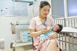Hàng trăm người muốn nhận nuôi bé sơ sinh bị bỏ rơi tại bệnh viện