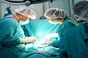 Tại sao khi vào phòng phẫu thuật bác sĩ lại mặc áo choàng có màu xanh?