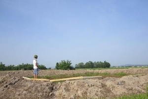 Đất ruộng “biến mất”, người nông dân “khóc ròng”…