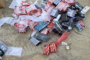 Phát hiện hàng ngàn điện thoại di động nhập lậu trên xe khách