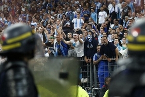 Pháp cam kết khắc phục “lỗ hổng” an ninh sân Stade de France