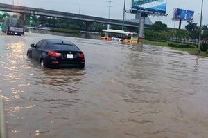 Hà Nội: Đường biến thành sông, người dân đổ ra đường bắt cá