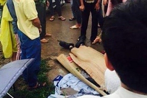 Đang đi xe máy trên đường bị sét đánh tử vong