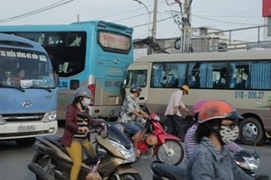 Gần 100 hành khách la hét, kêu cứu trong hai xe khách