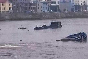 Tàu chìm sau va chạm trên sông, 5 người may mắn thoát chết