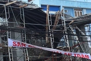 Sập giàn giáo, 2 công nhân mắc kẹt