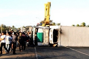 Xe container lật ngang trên Quốc lộ 10 gây ùn tắc nghiêm trọng