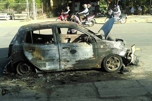 Ô tô bốc cháy dữ dội, nhiều người hốt hoảng bỏ chạy