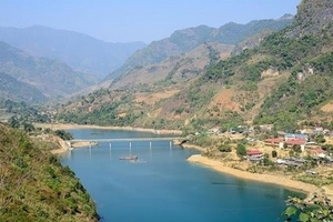 Dùng thau bơi qua sông, một học sinh tử vong