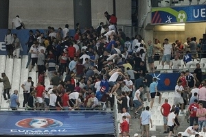 Bạo loạn kinh hoàng ở trận Anh - Nga trên sân Stade Vélodrome