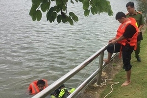 Nhảy xuống hồ cứu bạn gái, nam thanh niên mất tích