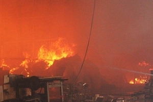 Xưởng gỗ bốc cháy dữ dội giữa trưa nắng nóng