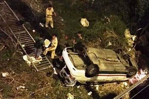 Taxi leo lên thành cầu lao xuống đất ở độ cao gần 10m