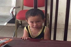 Bé trai bị bỏ rơi ở quán ăn đã được gia đình đón về