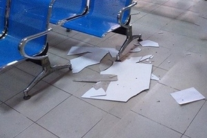 Chờ khám bệnh, một em bé bị mảng kim loại rơi trúng đầu