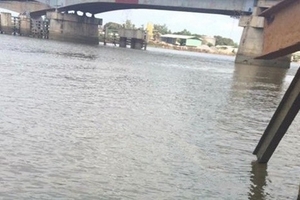 Thi thể phân hủy trôi trên sông Vàm Cỏ Đông