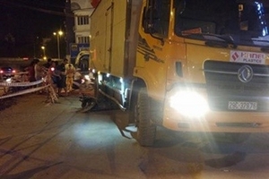 Bé gái gào khóc bên thi thể người mẹ bị xe tải cán chết