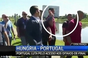 Cristiano Ronaldo "nổi điên," ném micro của phóng viên xuống hồ