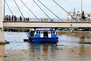 Nước sông dâng cao, tàu cá mắc kẹt dưới gầm cầu