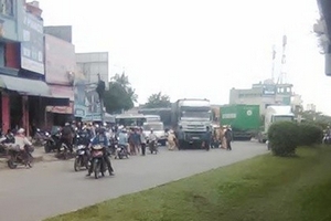 1 người chết, 1 người bị ô tô cán nát chân gào khóc giữa ngã tư