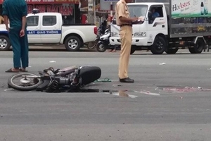 Vượt đèn đỏ, nam sinh bị ô tô đâm tử vong tại chỗ