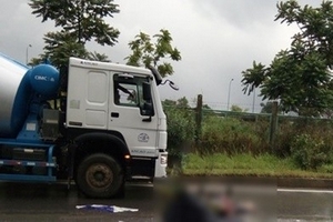 Hà Nội: Xe bồn cán qua người, nạn nhân tử vong tại chỗ