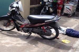 Người đàn ông gục chết bất thường trước cổng Nhà tang lễ