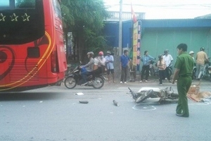 Ngã xuống đường, người phụ nữ bị xe khách cán tử vong