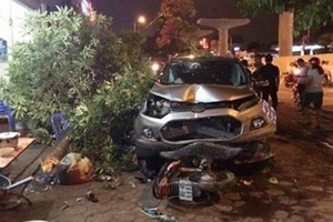 Hà Nội: Ô tô "điên" đâm gãy cây xanh, cuốn 3 xe máy vào gầm