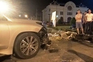 Xe Lexus đâm liên hoàn, nhiều người bị thương