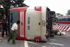 Xe khách lật ngang đường sau va chạm, 1 người chết