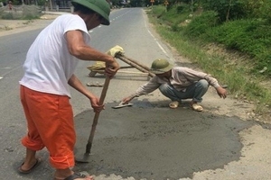 Cán bộ truy hỏi người dân tự ý vá đường: Tổng cục Đường bộ lên tiếng